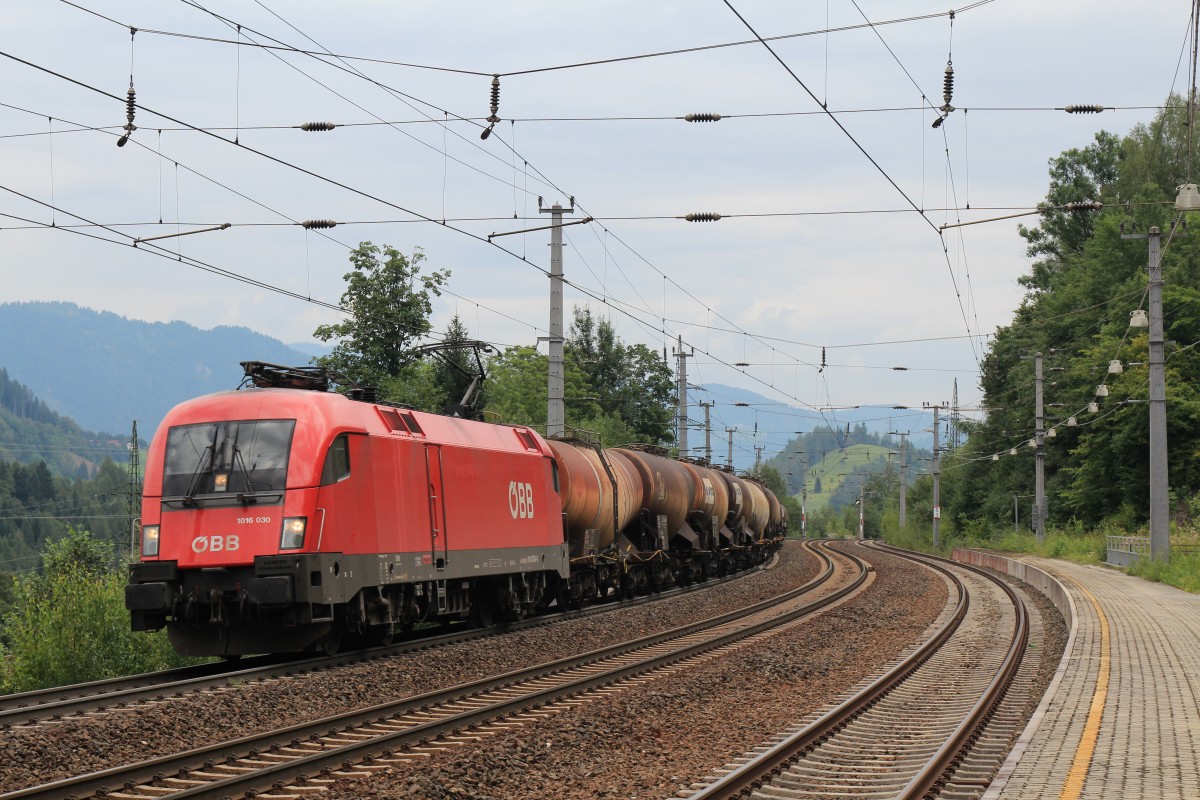 1016 030-7 mit einem Kesselzug am 7. August 2014 bei Loifarn.