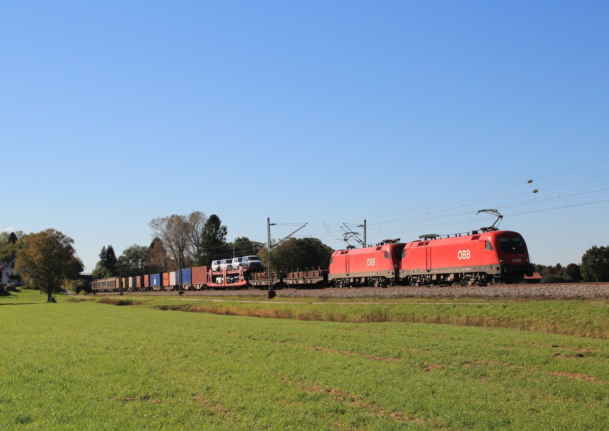 1016 030-7 zieht am 9. Oktober 2014 in Doppeltraktion bei bersee am Chiemsee einen gemischten Gterzug in Richtung Salzburg.