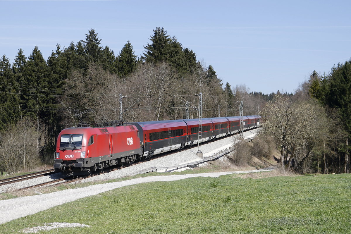 1016 033 schiebt am 26. Mrz 2017 bei Grabensttt einen  Railjet  in Richtung Salzburg.