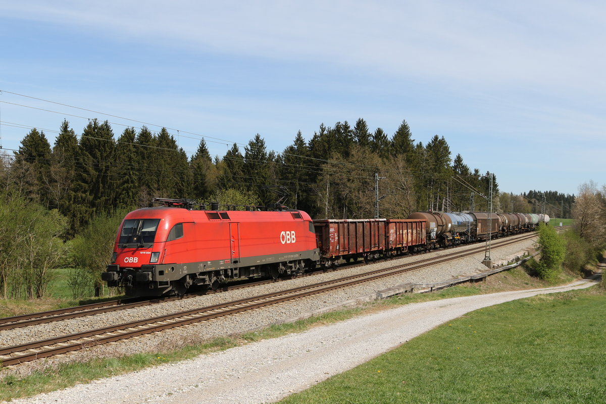 1016 034 mit einem  Mischer  aus Salzburg kommend am 15. April 2020 bei Grabensttt im Chiemgau.