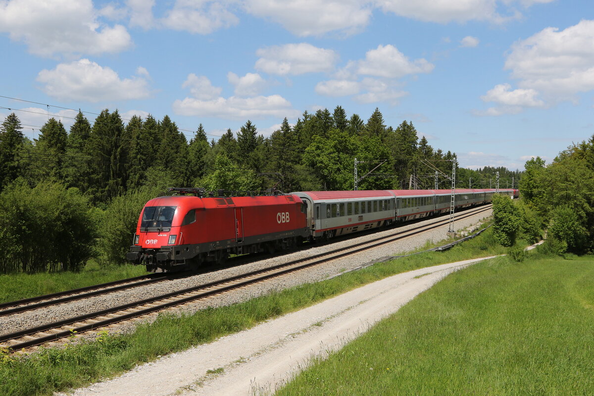 1016 035 mit einem  EC  am 30. Mai 2021 bei Grabensttt im Chiemgau.