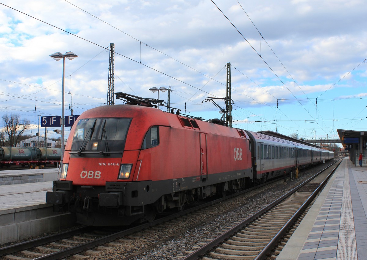 1016 040-6 bei der durchfahrt des Bahnhof von Rosenheim am 30. Dezember 2012.