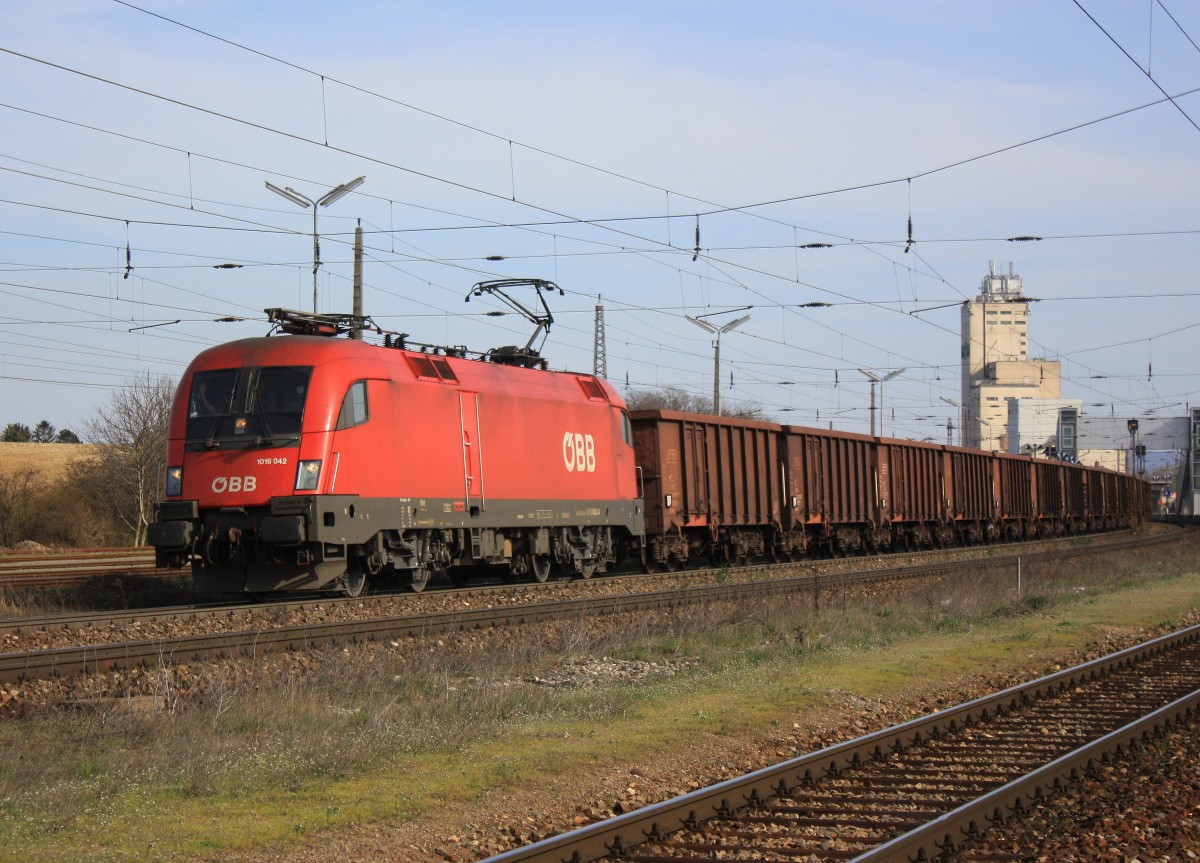 1016 042-2 am 21. Mrz 2013 bei der Ausfahrt aus dem Bahnhof von Gramatneusiedl.