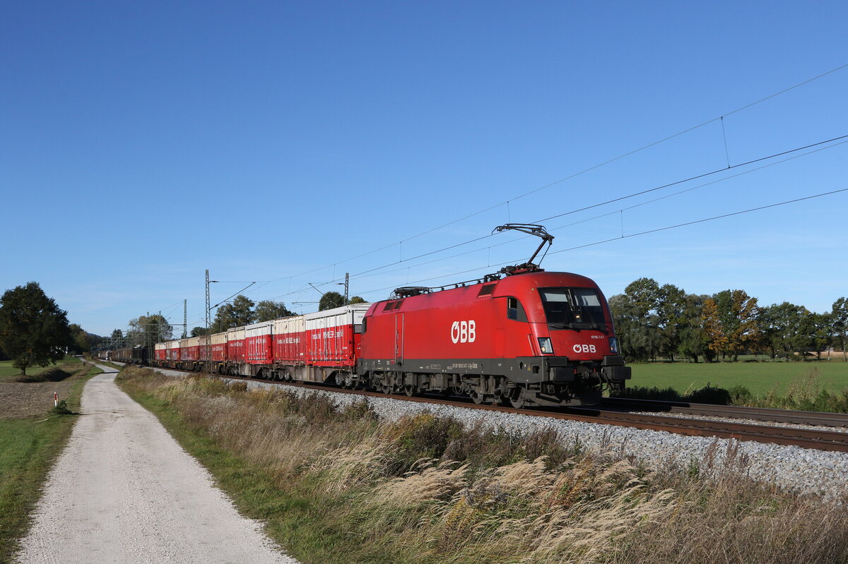 1016 047 war am 20. Oktober 2021 mit einem gemischten Gterzug bei bersee am Chiemsee in Richtung Salzburg unterwegs.