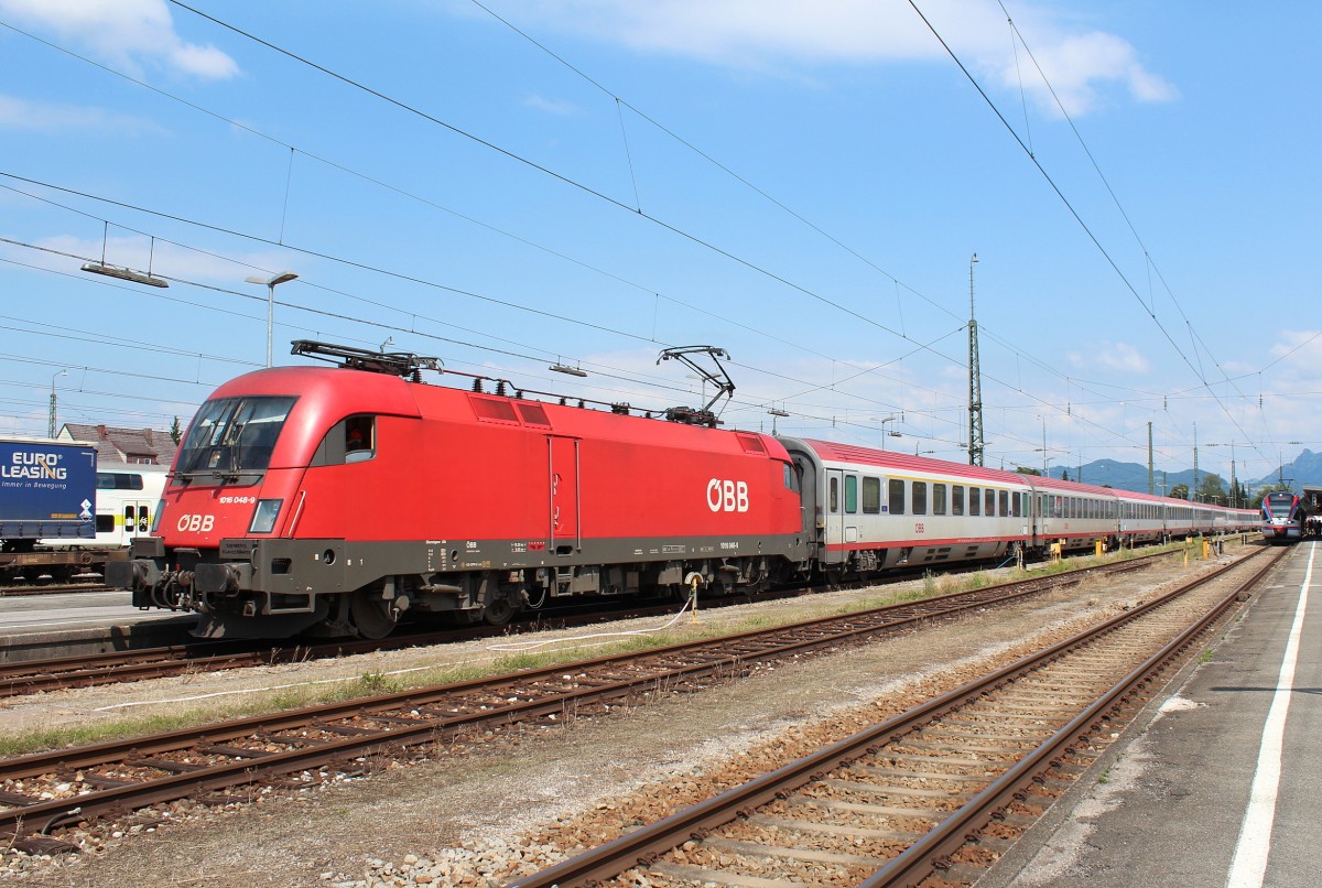 1016 048-9 steht am 17. Juni 2012 im Bahnhof von Freilassing.