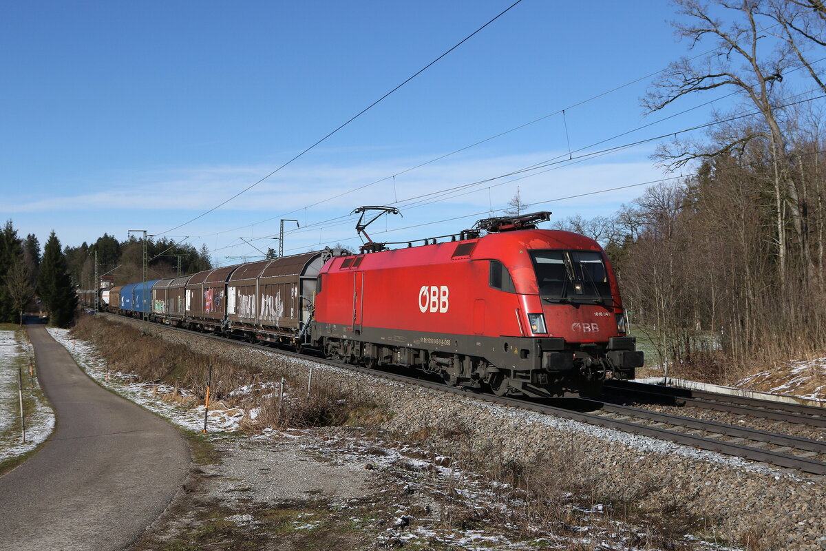 1016 049 mit einem gemischten Gterzug aus Mnchen kommend am 24. Februar 2024 bei Hufschlag/Traunstein.