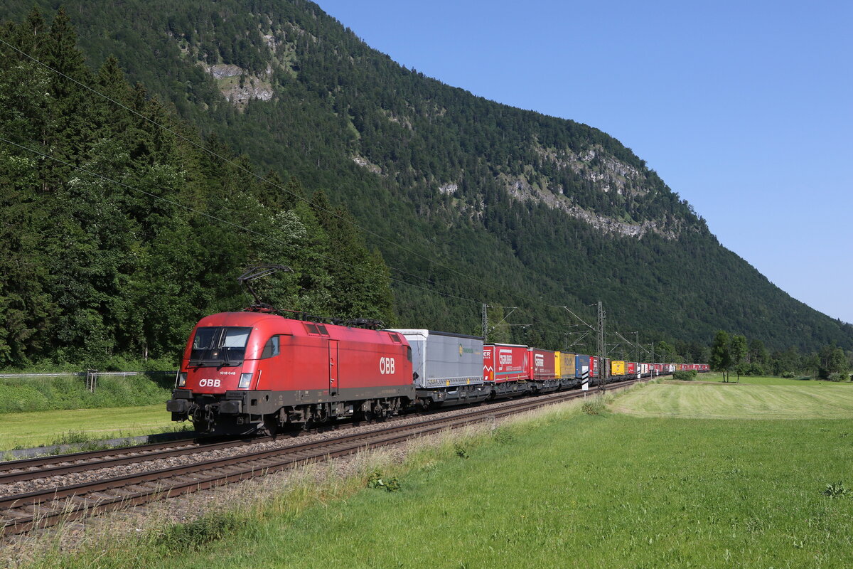 1016 049 mit einem  KLV  aus Mnchen kommend am 14. Juni 2023 bei Niederaudorf.