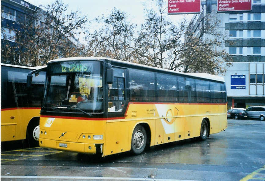 (101'801) - PostAuto Wallis - Nr. 2/VS 243'989 - Volvo (ex P 25'142) am 9. Dezember 2007 beim Bahnhof Sion