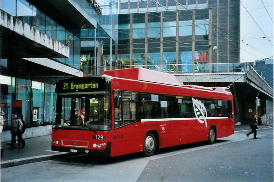 (102'013) - Bernmobil, Bern - Nr. 129/BE 624'129 - Volvo am 22. Dezember 2007 beim Bahnhof Bern