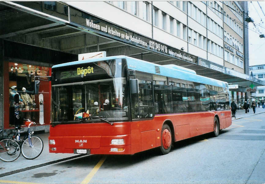 (102'105) - Funi-Car, Biel - Nr. 6/BE 99'306 - MAN am 22. Dezember 2007 beim Bahnhof Biel