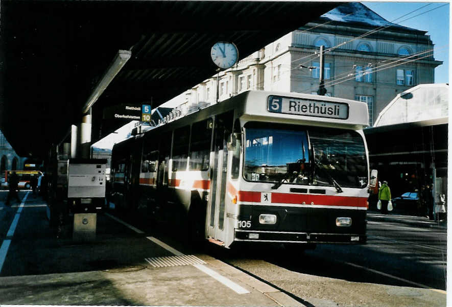 (102'513) - VBSG St. Gallen - Nr. 105 - Saurer/Hess Gelenktrolleybus am 29. Dezember 2007 beim Bahnhof St. Gallen