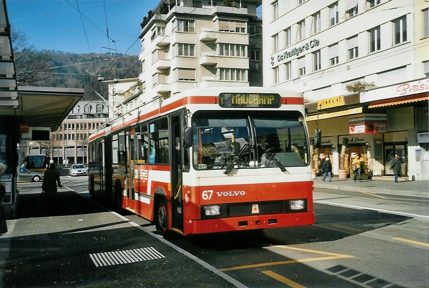 (104'208) - VB Biel - Nr. 67 - Volvo/R&J Gelenktrolleybus am 16. Februar 2008 beim Bahnhof Biel