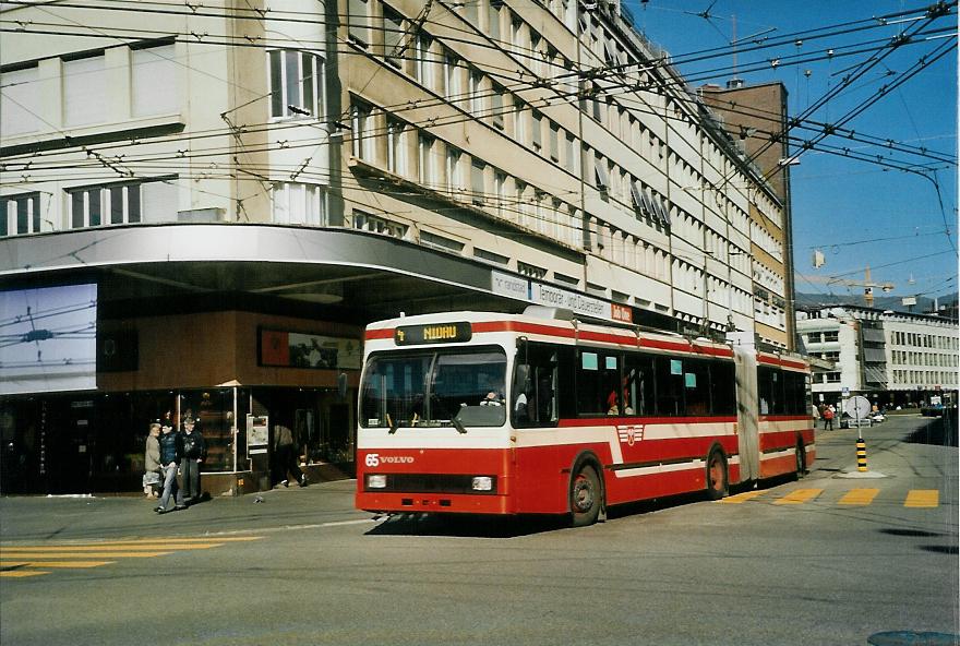 (104'211) - VB Biel - Nr. 65 - Volvo/R&J Gelenktrolleybus am 16. Februar 2008 beim Bahnhof Biel