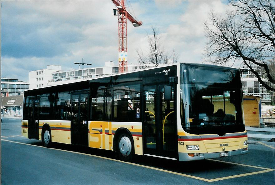 (105'512) - STI Thun - Nr. 123/BE 700'123 - MAN am 19. Mrz 2008 beim Bahnhof Thun (prov. Haltestelle)