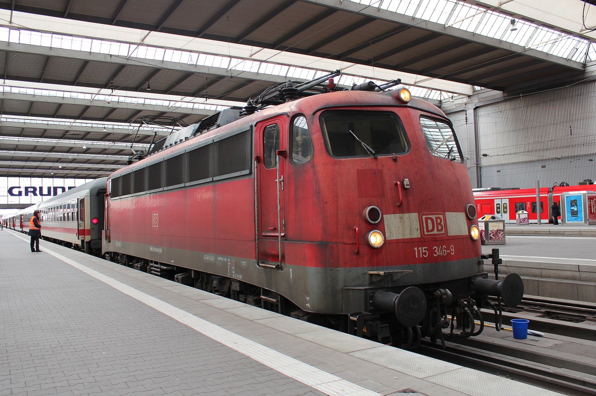 110 346-9 kurz nach der Einfahrt in den Mnchner Hauptbahnhof am 9. April 2012.