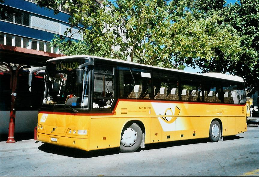 (110'016) - Evquoz, Erde - VS 81'888 - Volvo am 3. August 2008 beim Bahnhof Sion