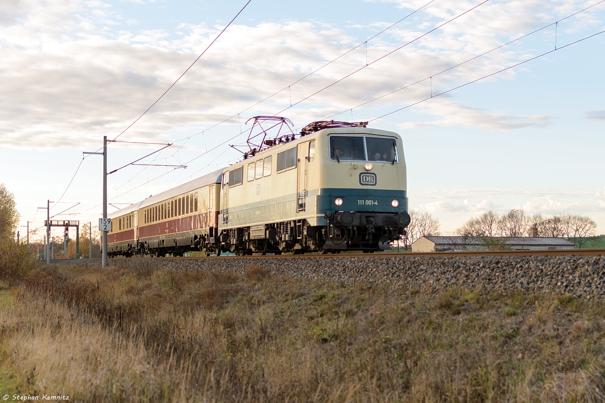 111 001-4 mit dem Leerzug (Lr 5464) von Koblenz-Lützel nach Berlin-Schöneweide in Nennhausen. Netten Gruß an die Tf´s! 12.11.2018