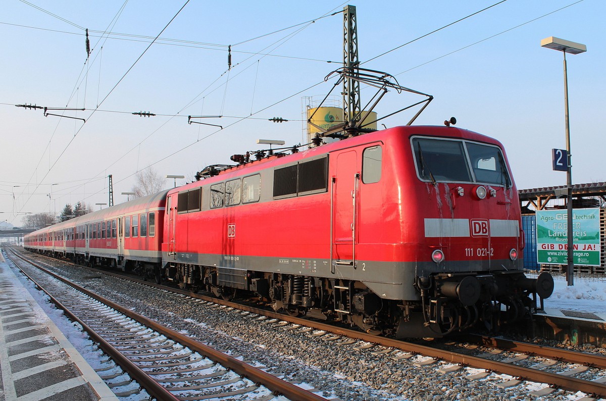 111 021-2 leicht vereist am 8. Februar 2012 im Bahnhof von Bernau am Chiemsee.