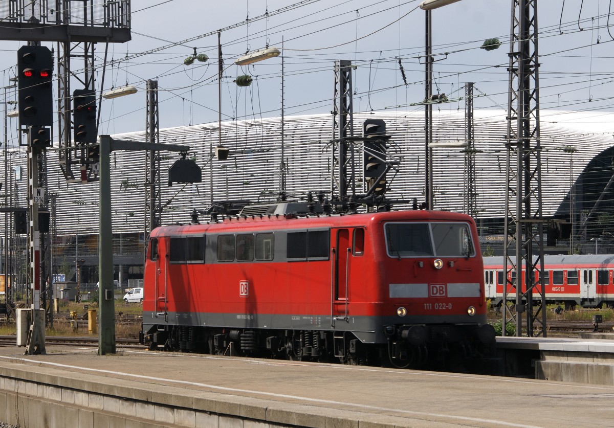 111 022-0 bei einer Rangierfahrt im 
Vorfeld des Münchner Hauptbahnhofs am 11. August 2011.