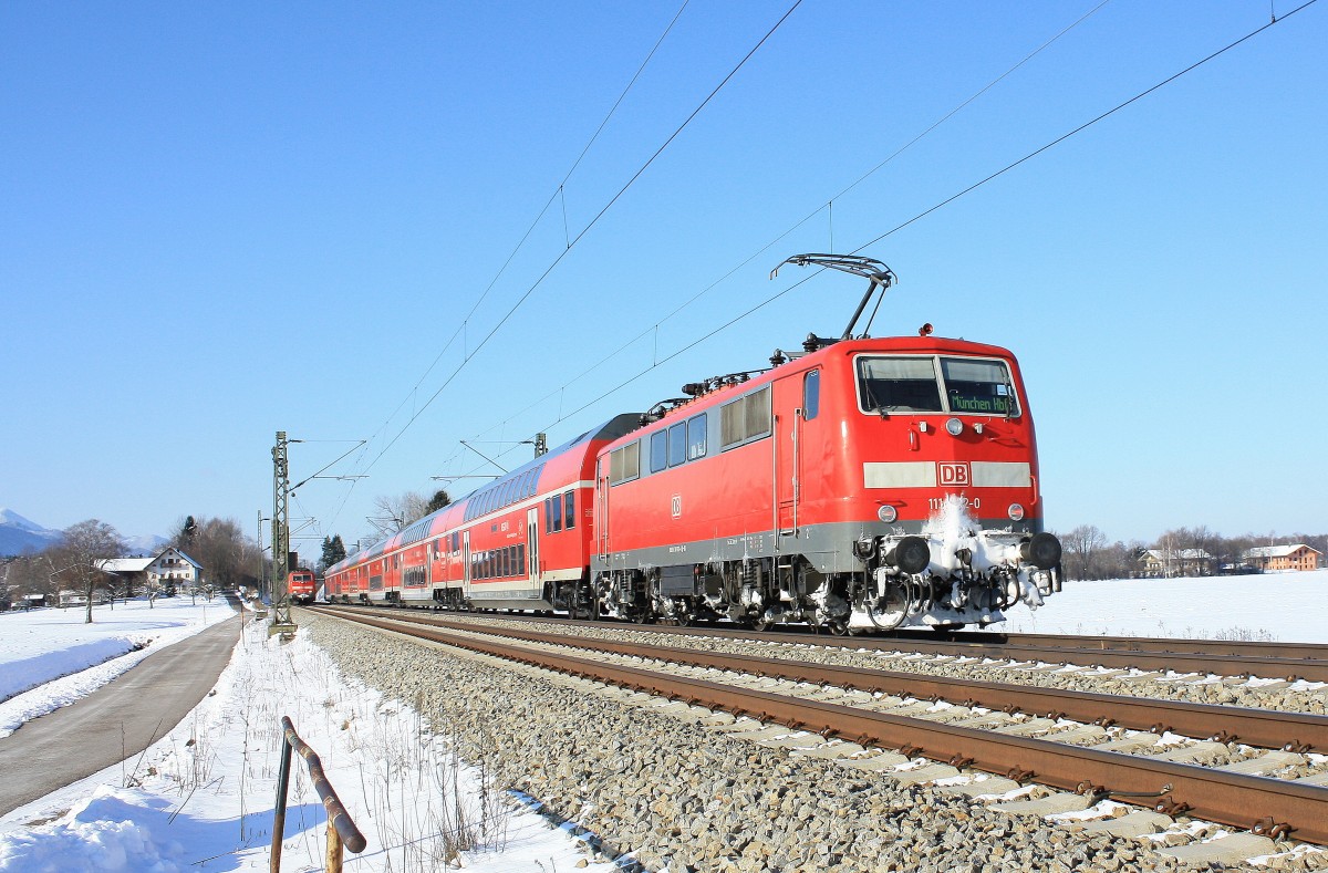 111 022-0 trifft am 10. Februar 2013 bei Übersee auf den Gegenzug.