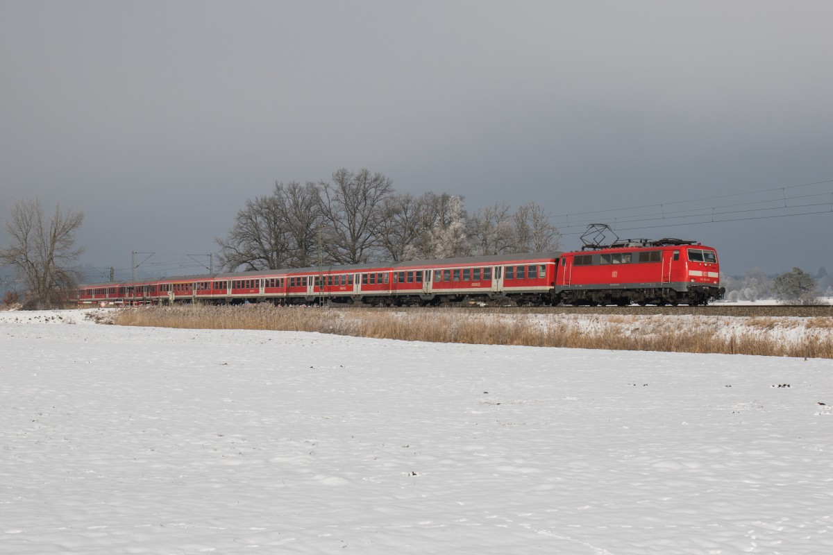 111 023-8 war am 22. Januar 2016 bei Weisham in Richtung Freilassing unterwegs.