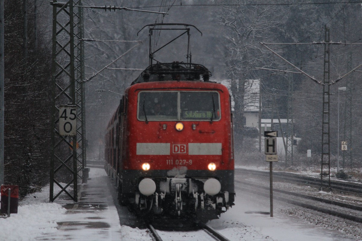 111 027-9 bei dichtem Schneetreiben am 12. Januar 2013.