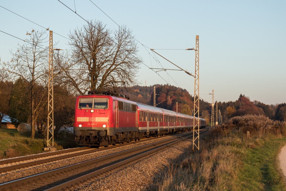 111 035-2 am spten Nachmittag des 5. November 2015 aus Freilassing kommend bei Grabensttt.