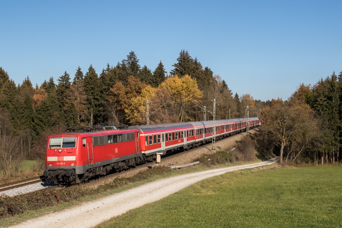 111 035-2 schiebt am 5. November 2015 bei Grabensttt einen leeren Sonderzug nach Freilassing.