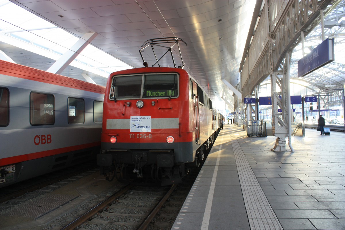 111 036 steht Einsatzbereit im Salzburger Hauptbahnhof. Aufgenommen am 6. Januar 2014.