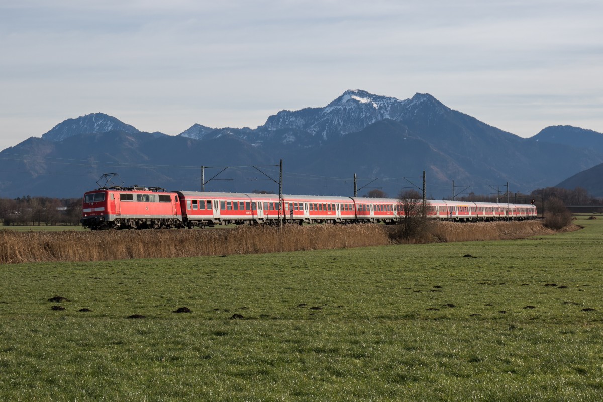 111 039-4 auf dem Weg nach Freilassing am 11. Dezember 2015 bei Weisham.