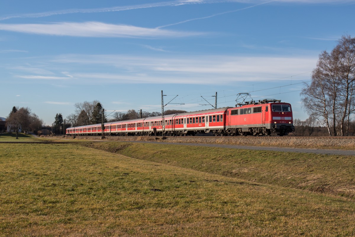 111 039-4 war am 22. Dezember 2015 bei Weisham auf dem Weg nach Freilassing.