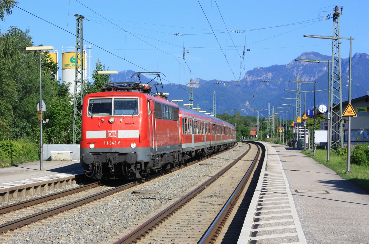 111 043-6am 13. Juni 2013 beim Halt im Bahnhof von Bernau am Chiemsee.