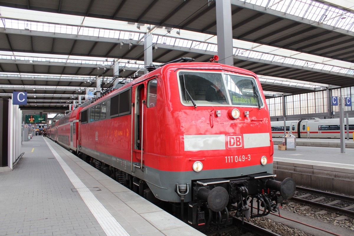 111 049-3 am 9. April 2012 im Mnchner Hauptbahnhof, kurz vor der Abfahrt nach Nrnberg.