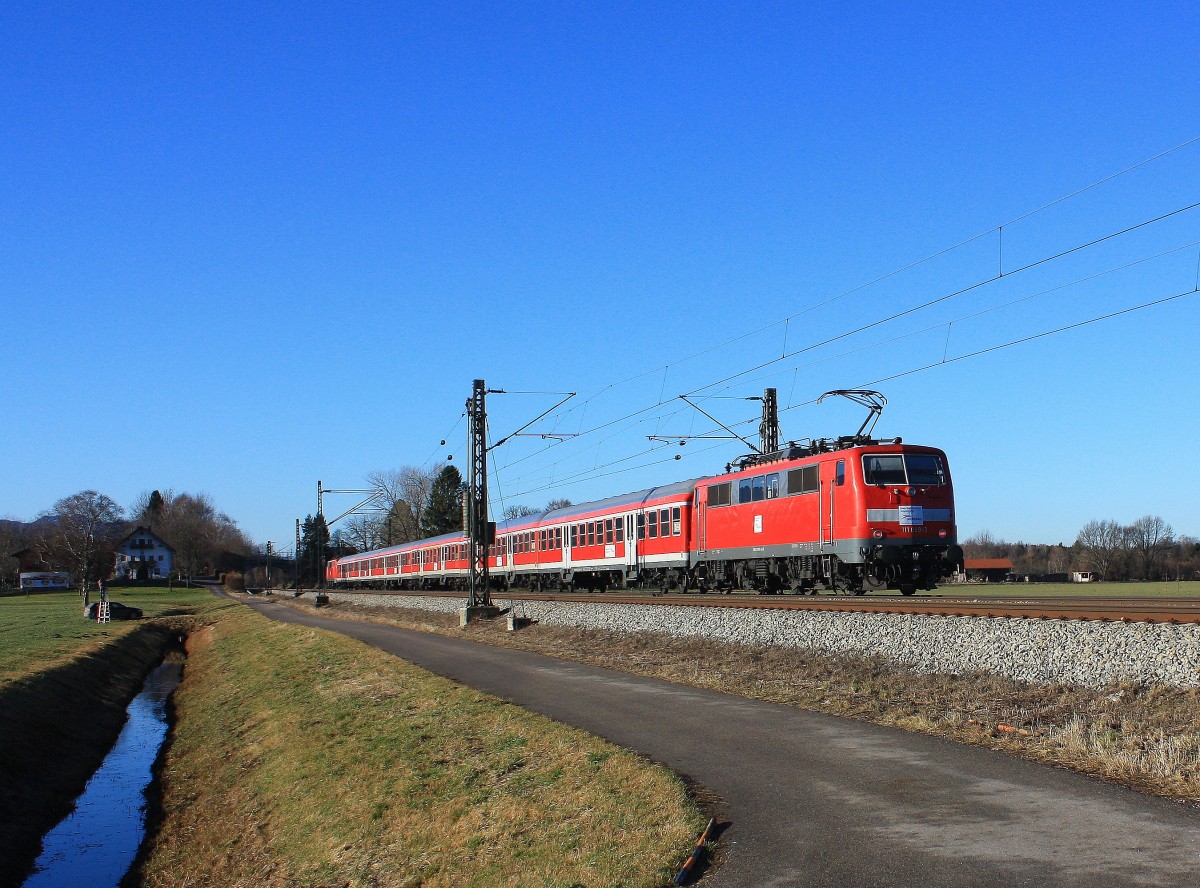 111 049-3 fhrt am 30. Dezember 2013 durch die nicht sehr winterliche Landschaft bei bersee am Chiemsee.