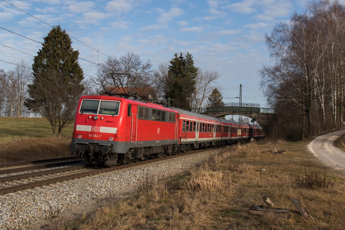 111 052-7 schiebend an einem  Flchtlingszug  am 19. Dezember 2015 bei bersee am Chiemsee.