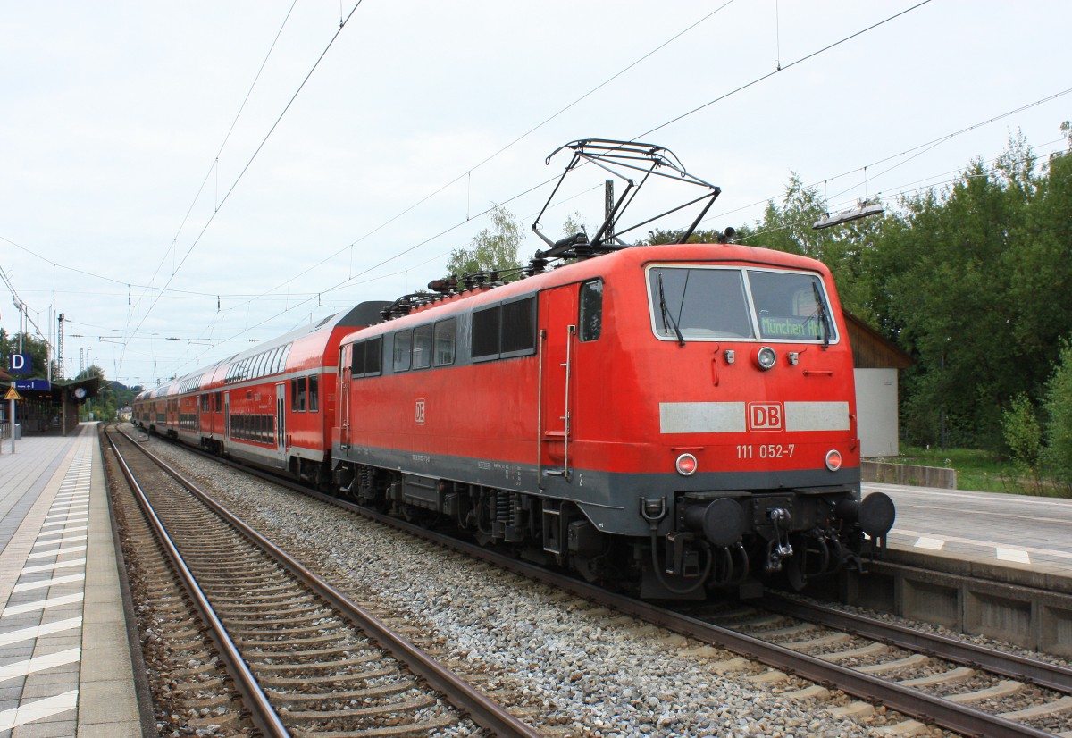 111 052-7 verrichtet Schubdienst an einem Regionalzug auf dem Weg von Salzburg nach München. Aufgenommen am 14. September 2013 in Prien am Chiemsee.