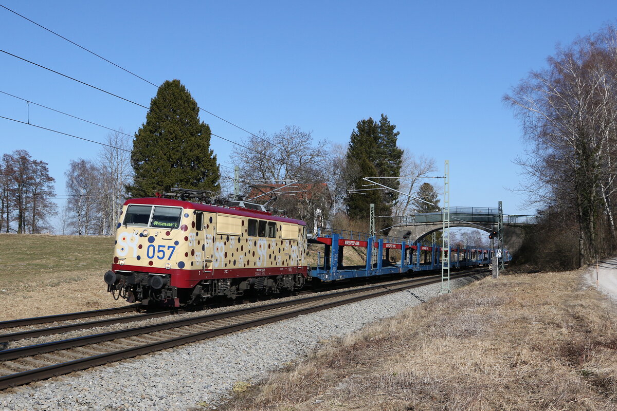 111 057 von  SMARTRAIL  mit einem leeren Autozug aus Freilassing kommend am 8. Mrz 2022 bei bersee am Chiemsee.