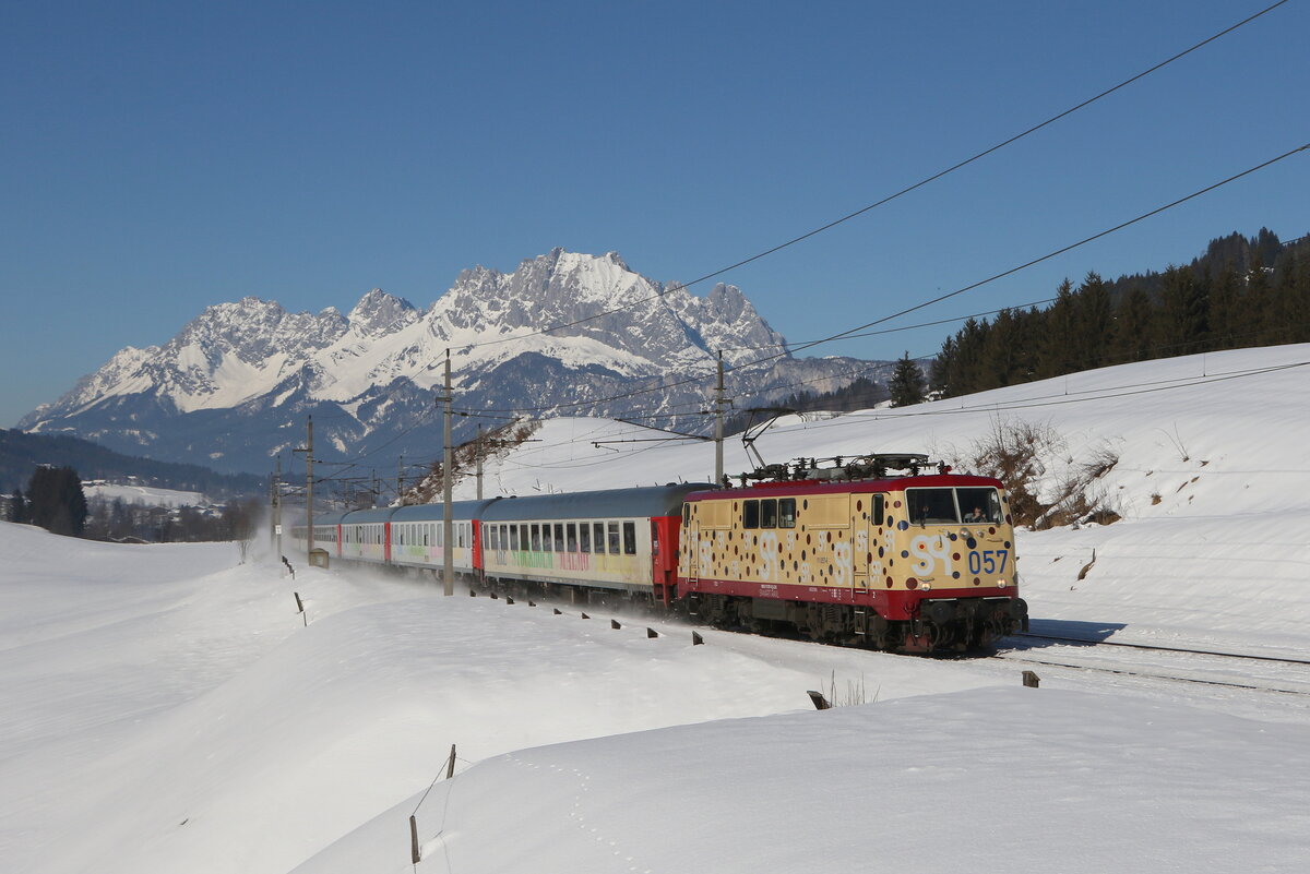 111 057 war am 12. Februar 2022 mit einem schwedischen Skizug bei Fieberbrunn in Richtung Saalfelden unterwegs.