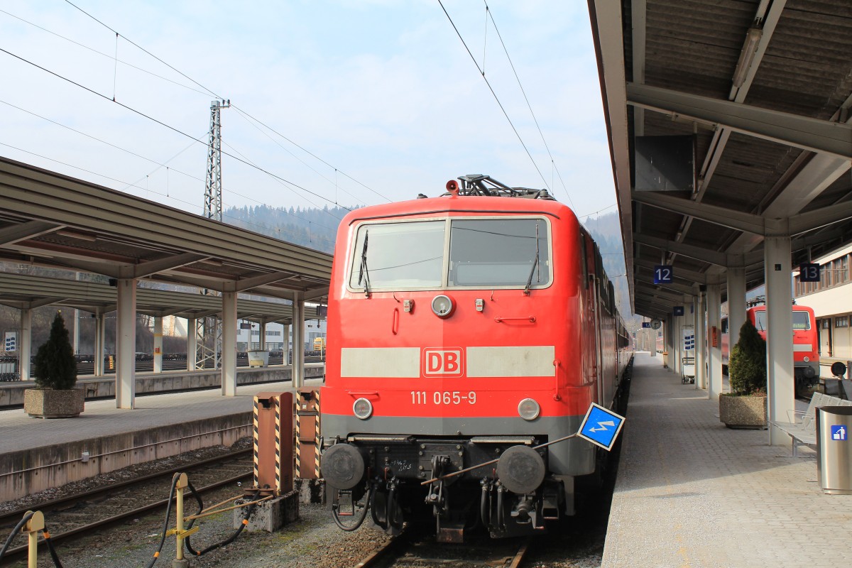 111 065-9 am 29. Mrz 2013 im Bahnhof von Kufstein/Tirol.