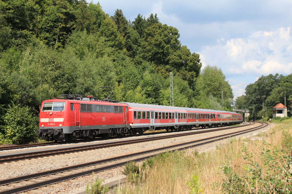 111 065-9 mit einem Regionalzug auf dem Weg von Mnchen nach Salzburg. Aufgenommen am 14. August 2013 bei der Einfahrt in den Bahnhof von Assling.