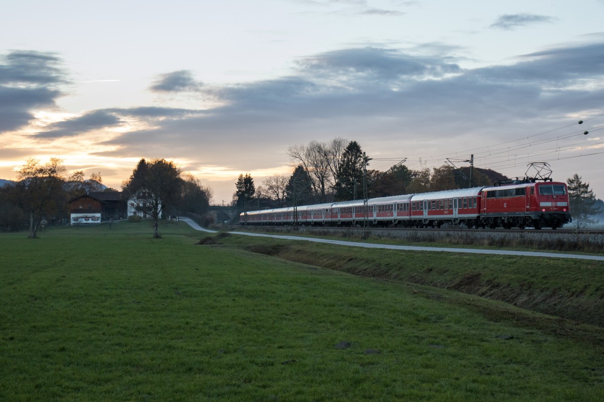 111 066-7 im letzten Licht des 6. November 2015 mit einem Flchtlings-Sonderzug bei bersee am Chiemsee.