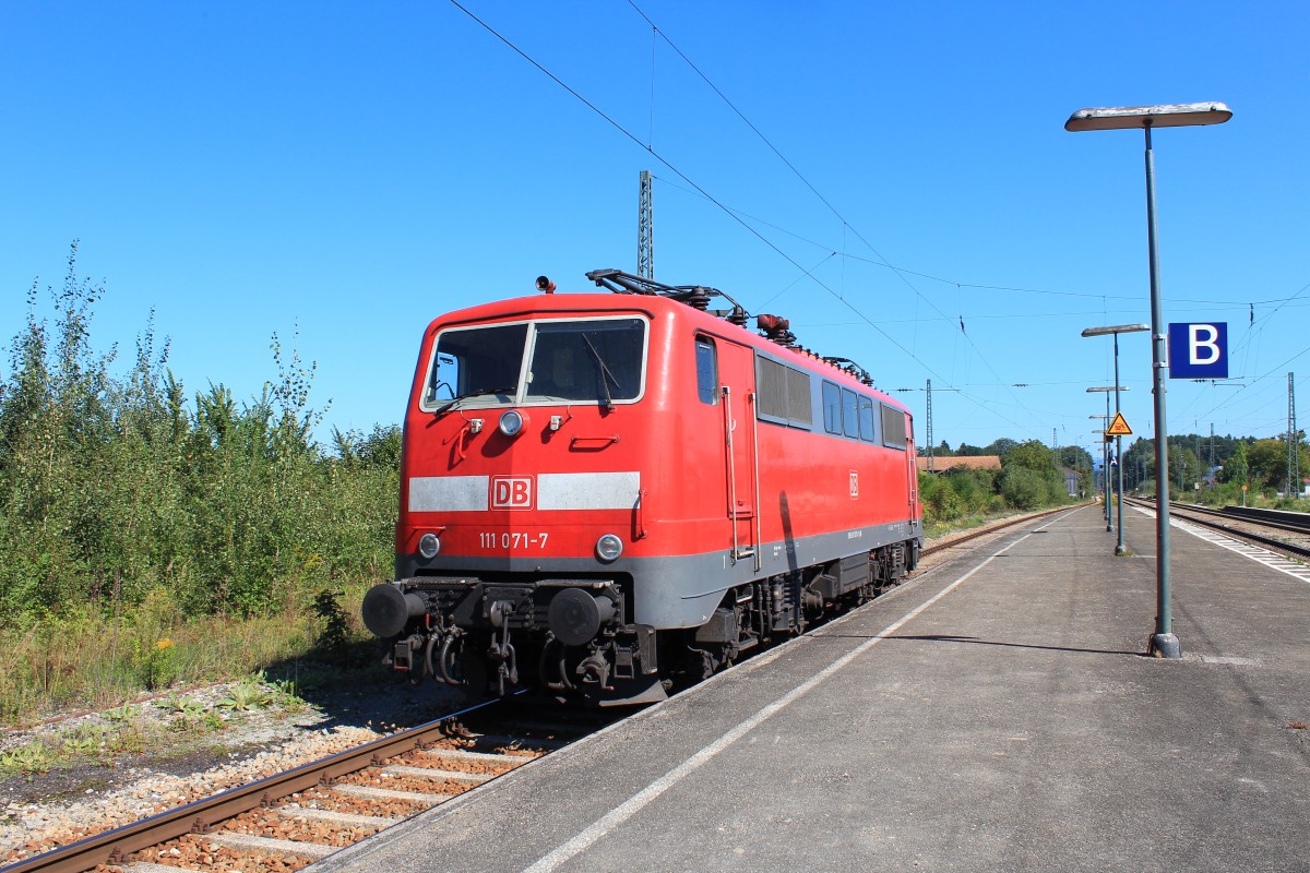 111 071-7 stand mit einem Schaden am 9. September 2012 im Bahnhof von bersee.