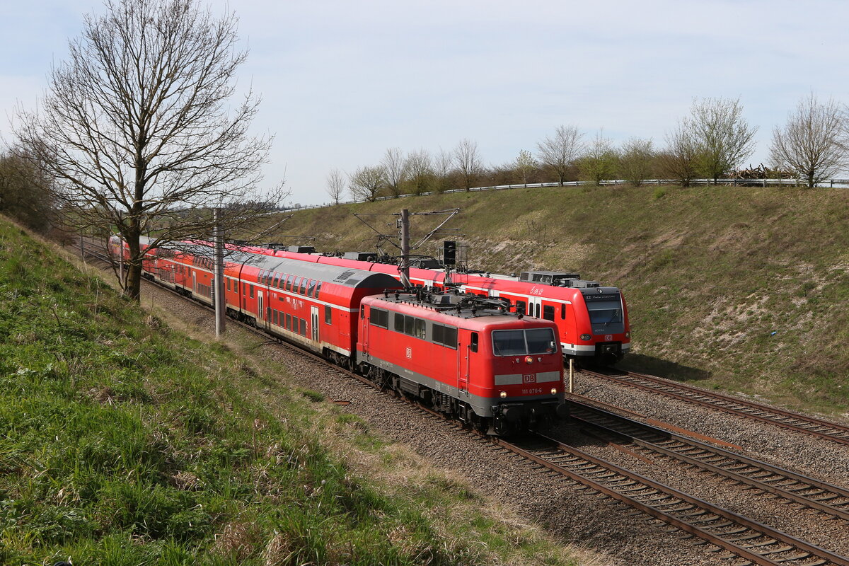 111 076 und 423 210 nebeneinander aus Mnchen kommen am 6. April 2024 bei Vierkirchen.