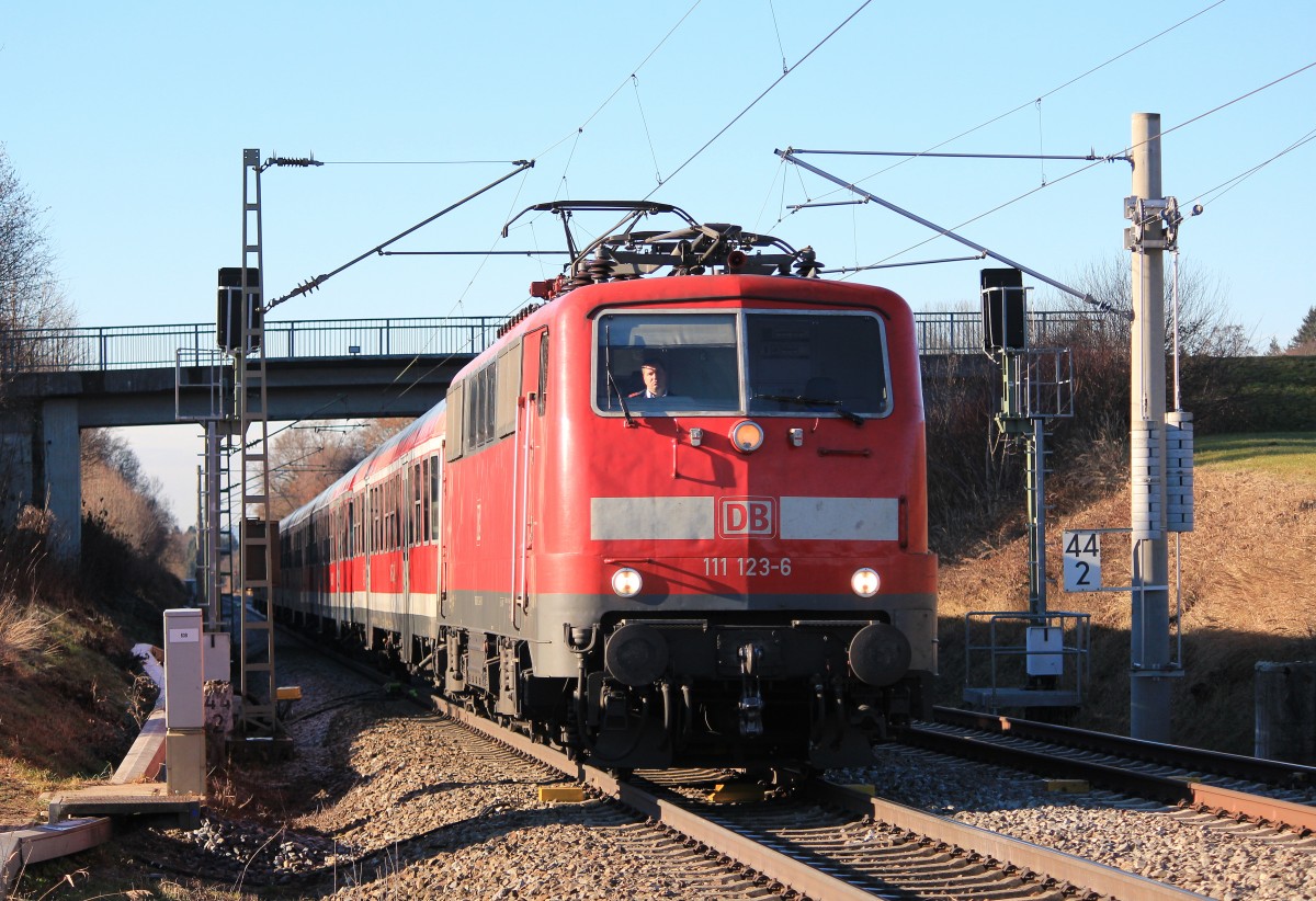 111 123-6 unterwegs nach Salzburg. Aufgenommen am 14. Dezember 2013 kurz vor Bergen.