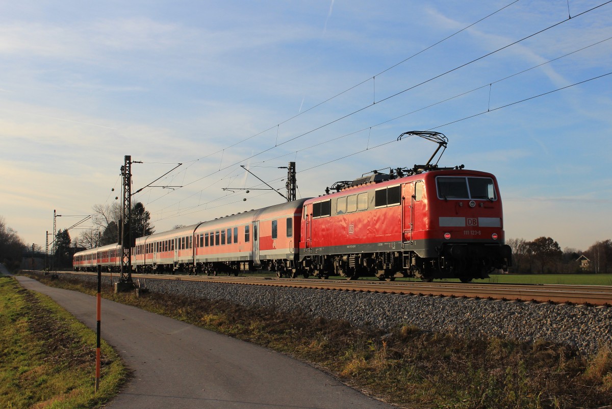 111 123-6 war am 24. November 2012 bei Übersee von Salzburg kommen in Richtung München unterwegs.