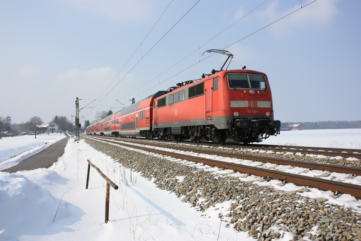 111 130-1 einen Regionalzug schiebend am 23. Februar 2013 bei Übersee.