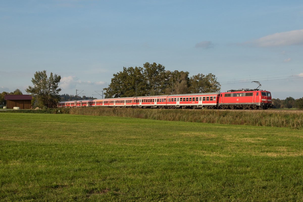 111 130-1 mit einem Flchtlingszug am 9. Oktober 2015 bei Weisham.