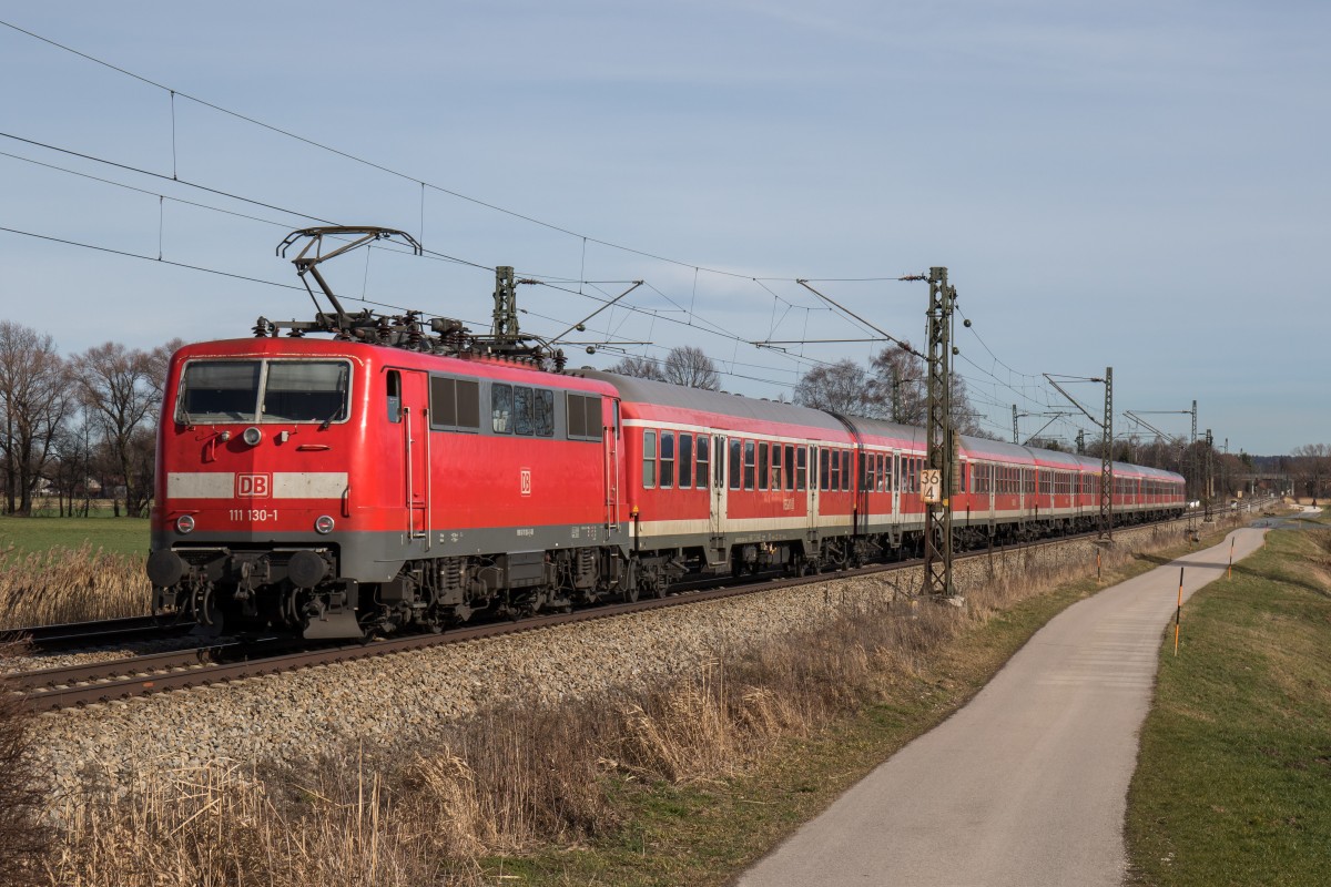 111 130-1 war am 6. Februar 2016 bei bersee schiebend in Richtung Freilassing unterwegs.