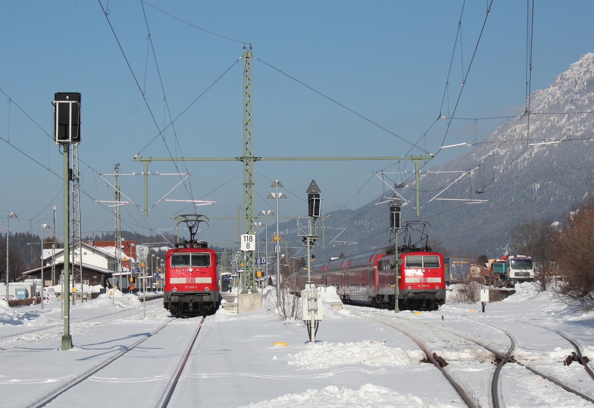 111 148-3 und 111 057-6 standen am 7. Februar 2015 im Bahnhof von Mittenwald.