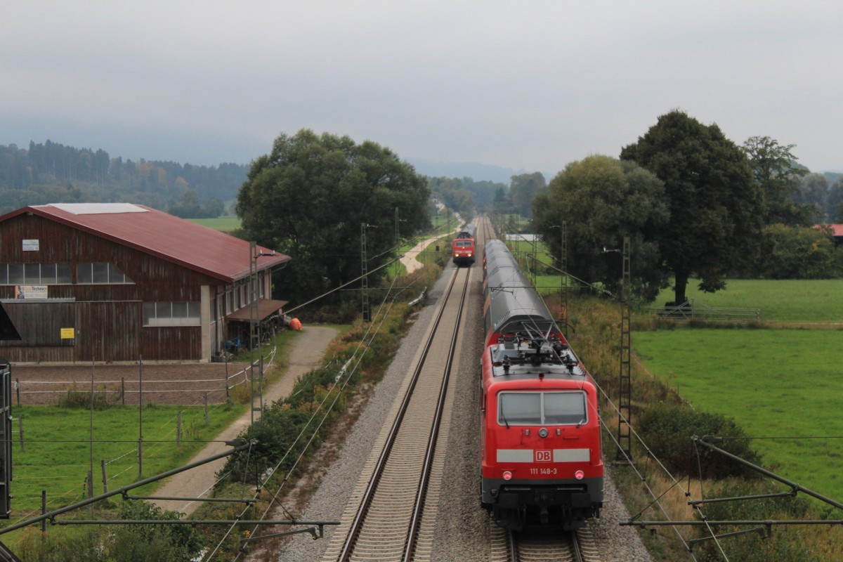 111 148-3 am 30. September 2012 kurz nach dem Bahnhof von Übersee am Chiemsee.